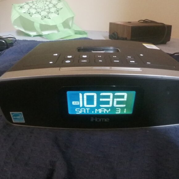 iHome IP90 iPod Docking Station - Black - Picture 1 of 5